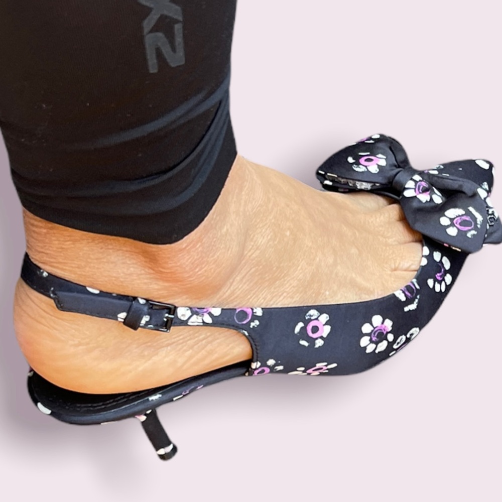 Tory Burch slingback pumps, black, floral print. - Picture 2 of 4